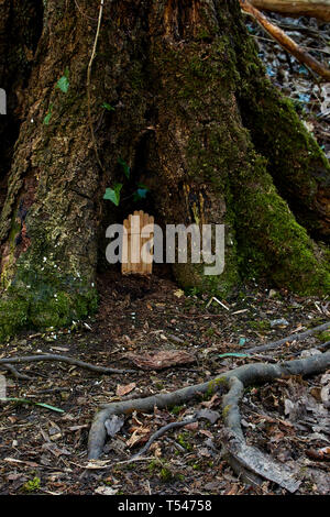 Eingang in die Basis der großen Baum als Tor zur Natur abstrakt Stockfoto