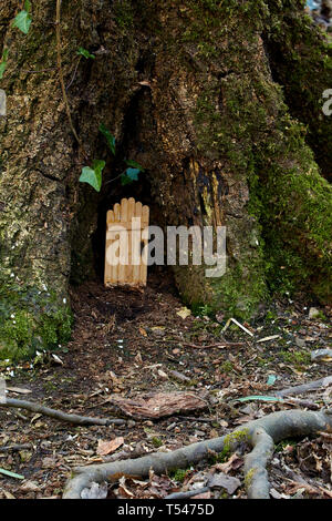 Eingang in die Basis der großen Baum als Tor zur Natur abstrakt Stockfoto