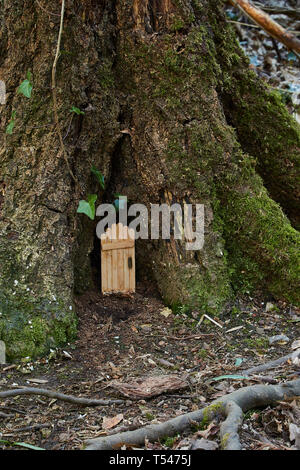 Eingang in die Basis der großen Baum als Tor zur Natur abstrakt Stockfoto