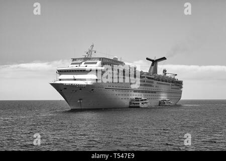 Schwarz-weiß Foto Der Carnival Cruise Line, Kreuzfahrt, Carnival Inspiration, verankert, Avalon, Catalina Island, Kalifornien, USA. Stockfoto