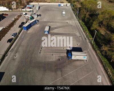 KIELCE, Polen - 16 April 2019: Editorial Luftbild der Lkws car Training yard Zentrum in Kielce. Stockfoto