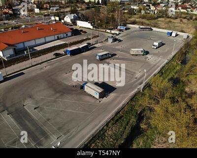 KIELCE, Polen - 16 April 2019: Editorial Luftbild der Lkws car Training yard Zentrum in Kielce. Stockfoto