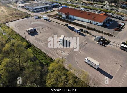 KIELCE, Polen - 16 April 2019: Editorial Luftbild der Lkws car Training yard Zentrum in Kielce. Stockfoto