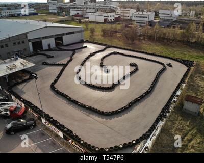 KIELCE, Polen - 17 APRIL 2019 Editorial Luftbild von Outdoor go kart Rennstrecke aus Reifen. Die Leute, die professionelle Go Carts. Stockfoto