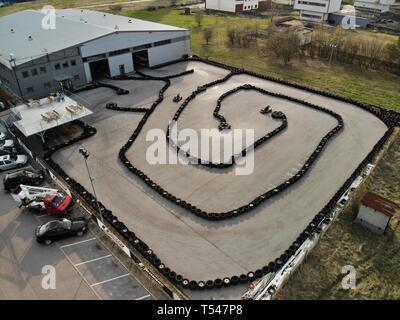 KIELCE, Polen - 17 APRIL 2019 Editorial Luftbild von Outdoor go kart Rennstrecke aus Reifen. Die Leute, die professionelle Go Carts. Stockfoto