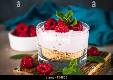 Keine gebackene Käsekuchen mit Himbeeren im Glas. Stockfoto