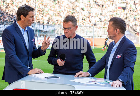 Sport, Fußball, Bundesliga, 2018/2019, Borussia Moenchengladbach RB Leipzig 1-2, Stadion Borussia Park, Leiter Trainer Ralf Rangnick (RBL) mi. von Sky reporter Sebastian Hellmann interviewt Le. und Sky Experte Lothar Matthaeus, DFL-Bestimmungen verbieten die Verwendung vs von Fotografien als BILDSEQUENZEN UND/ODER QUASI-VIDEO Stockfoto