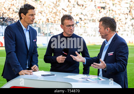 Sport, Fußball, Bundesliga, 2018/2019, Borussia Moenchengladbach RB Leipzig 1-2, Stadion Borussia Park, Leiter Trainer Ralf Rangnick (RBL) mi. von Sky reporter Sebastian Hellmann interviewt Le. und Sky Experte Lothar Matthaeus, DFL-Bestimmungen verbieten die Verwendung vs von Fotografien als BILDSEQUENZEN UND/ODER QUASI-VIDEO Stockfoto