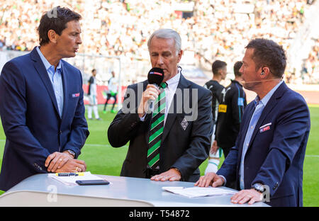 Sport, Fußball, Bundesliga, 2018/2019, Borussia Moenchengladbach RB Leipzig 1-2, Stadion Borussia Park, Vizepräsident Rainer Bonhof (MG) mi. von Sky reporter Sebastian Hellmann interviewt Le. und Sky Experte Lothar Matthaeus, DFL-Bestimmungen verbieten die Verwendung vs von Fotografien als BILDSEQUENZEN UND/ODER QUASI-VIDEO Stockfoto