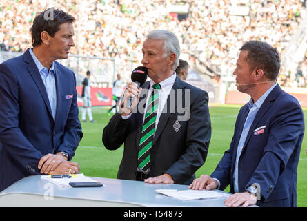 Sport, Fußball, Bundesliga, 2018/2019, Borussia Moenchengladbach RB Leipzig 1-2, Stadion Borussia Park, Vizepräsident Rainer Bonhof (MG) mi. von Sky reporter Sebastian Hellmann interviewt Le. und Sky Experte Lothar Matthaeus, DFL-Bestimmungen verbieten die Verwendung vs von Fotografien als BILDSEQUENZEN UND/ODER QUASI-VIDEO Stockfoto