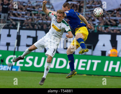 Sport, Fußball, Bundesliga, 2018/2019, Borussia Mönchengladbach vs RB Leipzig 1-2, Stadion Borussia Park, Szene des Spiels, Patrick Herrmann (MG) links und Lukas Klostermann (RBL), Bestimmungen verbieten die Verwendung von Fotografien als BILDSEQUENZEN UND/ODER QUASI-VIDEO Stockfoto