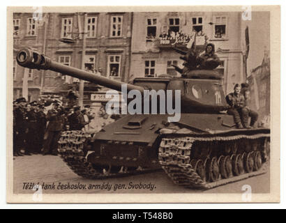 Sowjetische heavy tank-2 von der 1. tschechoslowakischen Armee Korps (První československý armádní Sbor) in der UDSSR verwendet nimmt an der Militärparade in Altstädter Ring (Staroměstské náměstí) in Prag, Tschechoslowakei, im Mai 1945. Schwarz-weiß Foto von einem unbekannten Fotografen auf der Tschechoslowakischen Ansichtskarte 1945 veröffentlicht. Mit freundlicher Genehmigung des Azoor Postkarte Sammlung. Stockfoto