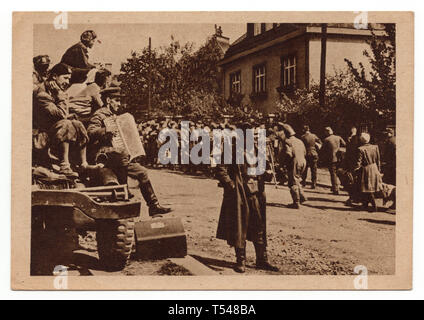 Soldaten der Roten Armee die Vertreibung der Deutschen aus der Tschechoslowakei im Mai 1945. Schwarz-weiß Foto von einem unbekannten Fotografen im Mai 1945 übernommen und in der Tschechoslowakischen Ansichtskarte 1945 ausgestellt. Mit freundlicher Genehmigung des Azoor Postkarte Sammlung. Stockfoto