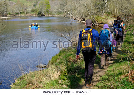 Wanderer auf dem Rob Roy Way, am Ufer des Flusses Tay, Aberfeldy, Perthshire, Schottland Stockfoto