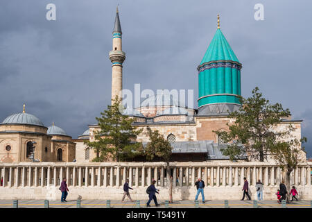 Konya, Türkei - Oktober 21, 2018: Unbekannte türkische Volk in der Nähe der Moschee Mevlana Museum in Konya, Türkei. Mevlana Celaleddin-i Rumi ist ein suf Stockfoto