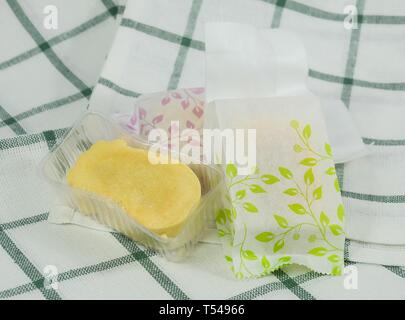 Dessert und süße Speisen, köstliche Taiwanesischen Ananaskuchen mit niedlichen Paper Bag Verpackung. Stockfoto