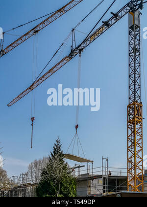 Baukran auf der Baustelle Anheben einer vorgefertigten Abschnitt Stockfoto