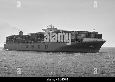 Schwarz-weiß-Foto von COSCO Shipping, Container Ship, COSCO FORTUNE, Einfahrt in den Hafen von Long Beach, Kalifornien, USA. Stockfoto