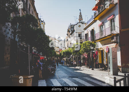 Sonnige Straße mit Einheimischen und Touristen - Sevilla, Spanien - März 2019 gefüllt Stockfoto