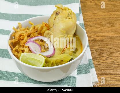 Thailändische Küche und Essen, Khao Soi Gai oder traditionellen nördlichen Stil mit Curry und Kokosnussmilch Nudelsuppe mit Huhn. Stockfoto