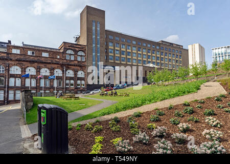 Der Universität Strathclyde Richmont Street Glasgow Schottland Großbritannien mit dem James Weir Gebäude in Montrose Straße hinter Rottenrow Gärten Stockfoto