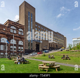 Der Universität Strathclyde Richmont Street Glasgow Schottland Großbritannien mit dem James Weir Gebäude in Montrose Straße hinter Rottenrow Gärten Stockfoto