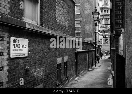 Modernes Schwarz-Weiß-Bild des alten London - York Place, London WC2 Stockfoto