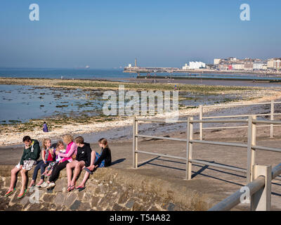 Familie am Strand von Margate Kent UK Stockfoto