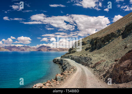 Schöne Landschaft der Pangong Tso See in Ladakh, Nordindien Stockfoto