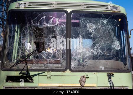 Bus Gläser sind stark nach Auto stürzt auf dem Weg gebrochen. Windows stürzt ab, wenn bei hoher Geschwindigkeit zusammenstoßen. Stockfoto