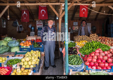 Konya, Türkei - Oktober 21, 2018: Unbekannter türkischen Verkäufer Verkauf von Obst und Gemüse in seinem Geschäft in Konya Stadt Stockfoto