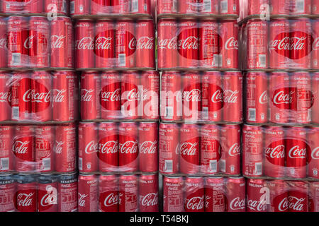 Antalya, Türkei - 23. Oktober 2018: die Packs von Coca-Cola Classic Dosen Hintergrund. Coca Cola Getränke produziert und die Coca-Cola-Standort hergestellt Stockfoto