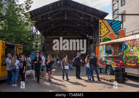 Belarus, Minsk - 17. Juni 2018: Sommer Blick auf die berühmte alternative Ort namens Pesochnica mit Nahrungsmitteln Lkw und Cafes in Minsk, Weißrussland Stockfoto