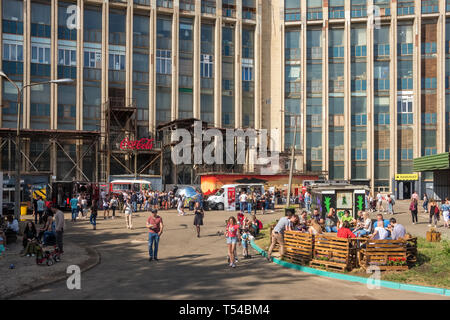 Belarus, Minsk - 17. Juni 2018: Sommer Blick auf die berühmte alternative Ort namens Pesochnica mit Nahrungsmitteln Lkw und Cafes in Minsk, Weißrussland Stockfoto