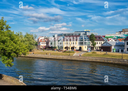 Belarus, Minsk - 17. Juni 2018: Sommer Blick auf die berühmte Zybickaja Street und swislotsch Fluss im Stadtzentrum von Minsk, Weißrussland Stockfoto