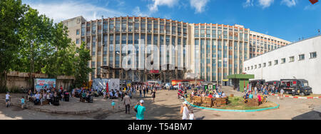 Belarus, Minsk - 17. Juni 2018: Sommer Blick auf die berühmte alternative Ort namens Pesochnica mit Nahrungsmitteln Lkw und Cafes in Minsk, Weißrussland Stockfoto