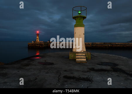 Backbord und Steuerbord navigationslichter am Eingang zum Hafen von Kalk Bay an der False Bay Küste im westlichen Kap, Südafrika Stockfoto