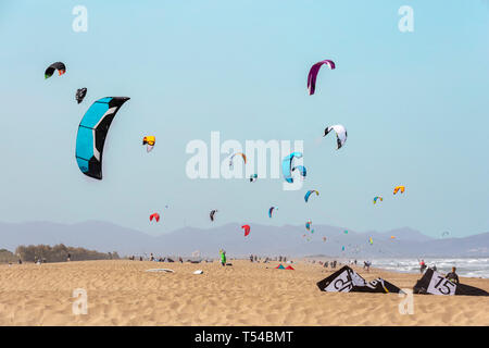 Feder Kite Surf Festival in Sant Pere Pescador Strand, Girona Stockfoto