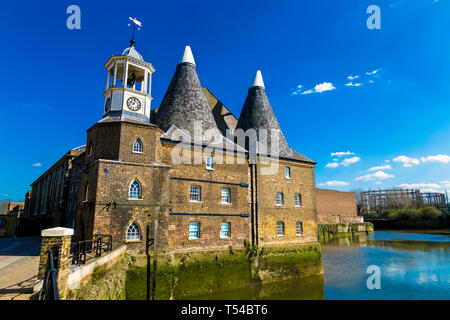 Außenansicht der historischen Uhrenmühle aus dem 19. Jahrhundert in Three Mills Island, Bow, London, England Stockfoto