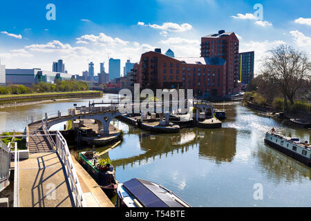 Bug Schlösser, bi-direktionale Schlösser in Bromley-für-Bogen und Süden Bromley am Fluss Lea und Limehouse Cut in den Tower Hamlets, London, UK Stockfoto