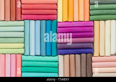 Heller Hintergrund von Rainbow Pastellkreiden. Lebendige Muster. Zurück zum Konzept der Schule Stockfoto