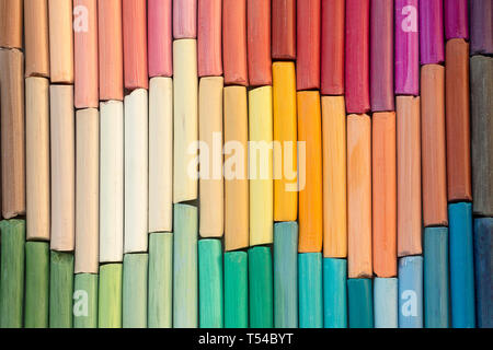 Lebendige Hintergrund von Rainbow Pastellkreiden. Zurück zum Konzept der Schule. Kunst Symbol Stockfoto