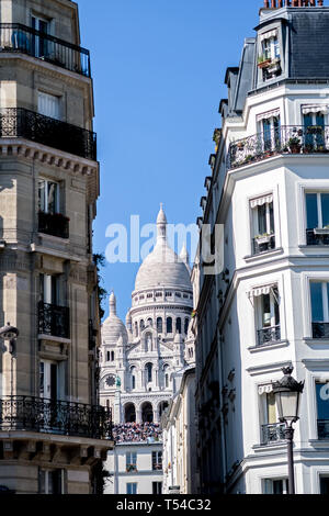 Sacre Coeur aus einer engen Straße von Montmartre in Paris. Stockfoto