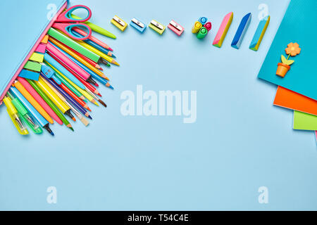 Auf dem Tisch Zusammensetzung von der Schule Schreibwaren. Arbeitsplatz Elementen. Gruppe von Schulmaterial auf Tisch. Ansicht von oben, flach. Stockfoto