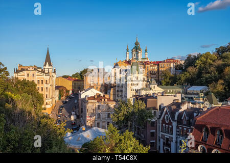 Blick auf die St. Andrew's Church bei Sonnenuntergang in Kiew, Ukraine Stockfoto