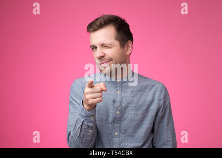 Hey ihr Konzept. Glückliche Menschen auf sie zeigt. Stockfoto