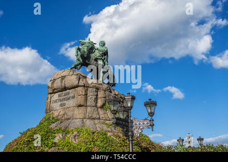 Denkmal des berühmten ukrainischen Hetman Bogdan Chmelnizkij auf Sofia Platz in Kiew, Ukraine. Übersetzung der Inschrift auf dem Denkmal: Bogdan Khmeln Stockfoto