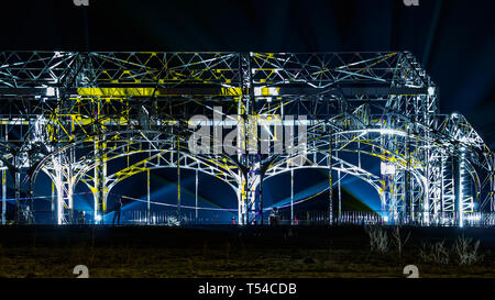 Lightshow mit Laserstrahlen und Projektionen. Nacht Blick auf Leistung und Copyspace für Text. Stockfoto