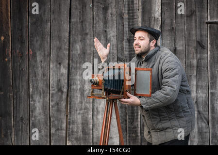 Fotograf arbeitet mit großformatigen Kamera, retro style. Konzept - Fotografie der 1930er Jahre 1950er Jahre Stockfoto