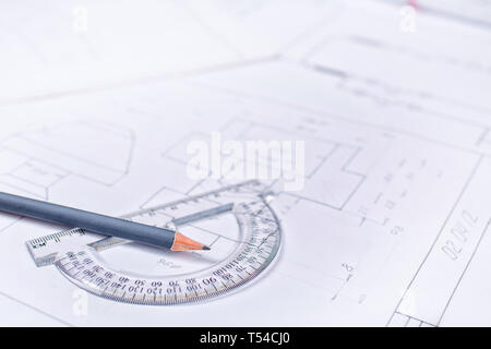 Grey Druckbleistift mit einem Winkelmesser in den Zeichnungen. Das Design und die Zeichnungen mit Bleistift, Lineal und Zirkel. Flach, Platz für Text. Stockfoto